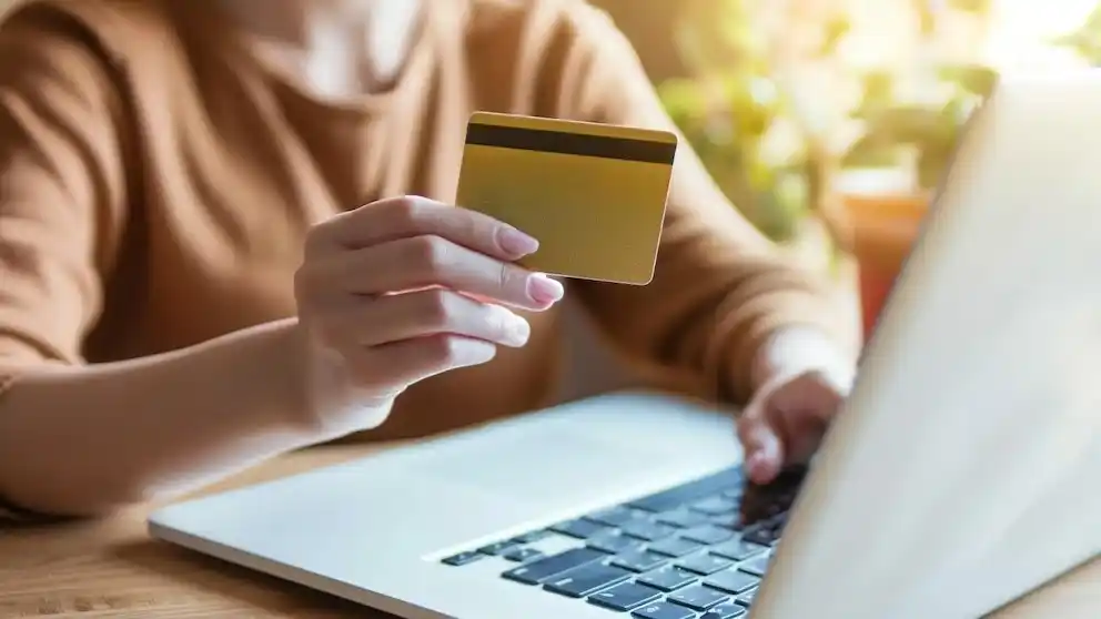 La retención impositiva del 30% no se eliminó para las compras con tarjeta en dólares. (Imagen ilustrativa)