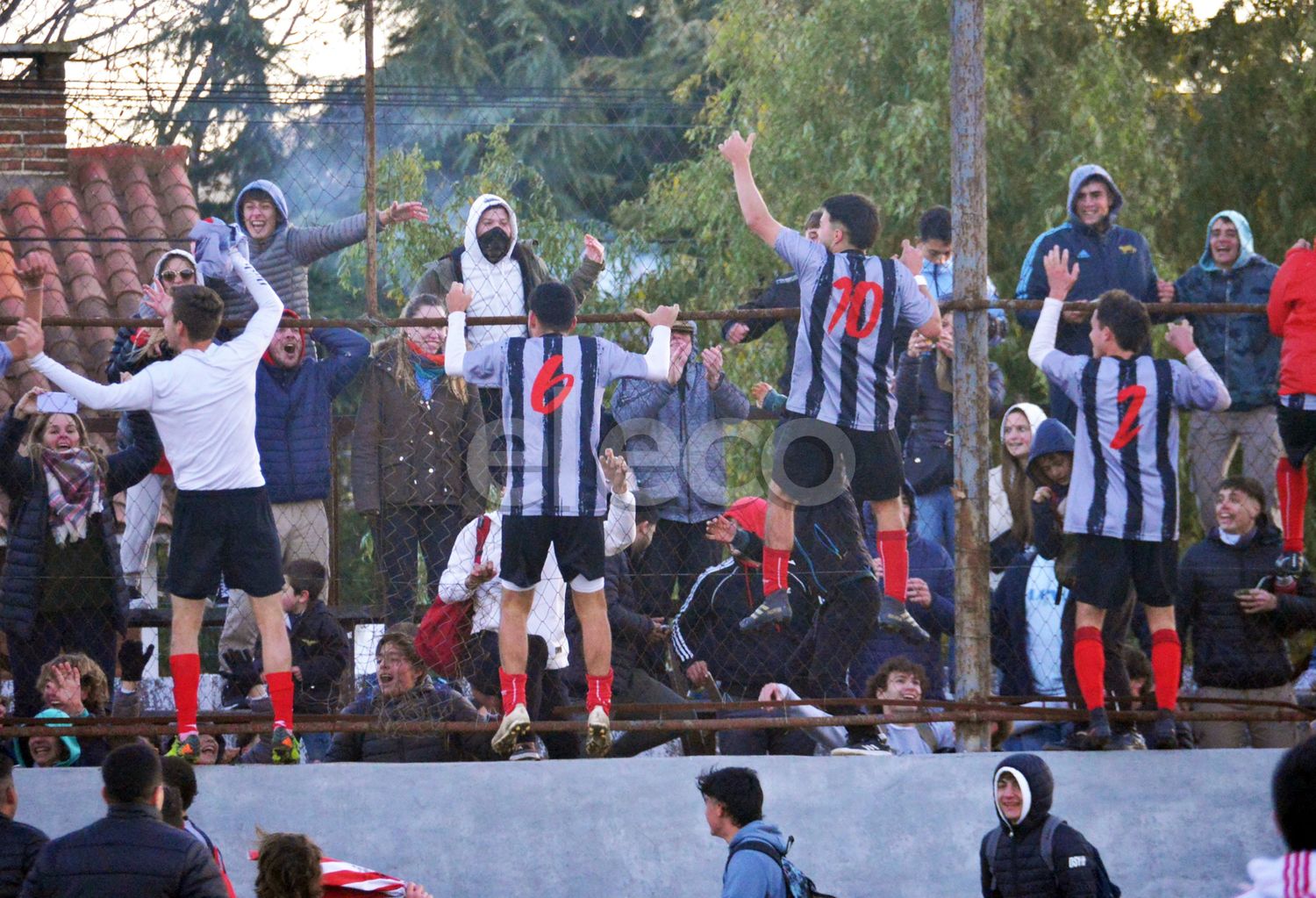 Oillataguerre, Hermida, Sutil y Aymo; en el festejo final de Atlético Ayacucho.