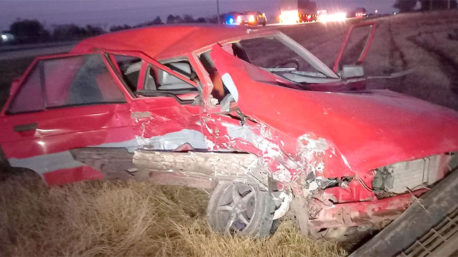 Impresionante choque: en un auto viajaban siete personas, entre ellos un bebé de 4 meses