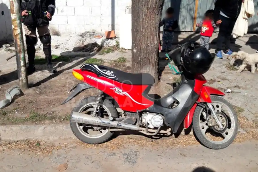 Derrapó con su motocicleta y se habría estampado contra un árbol: tuvo que ser hospitalizada