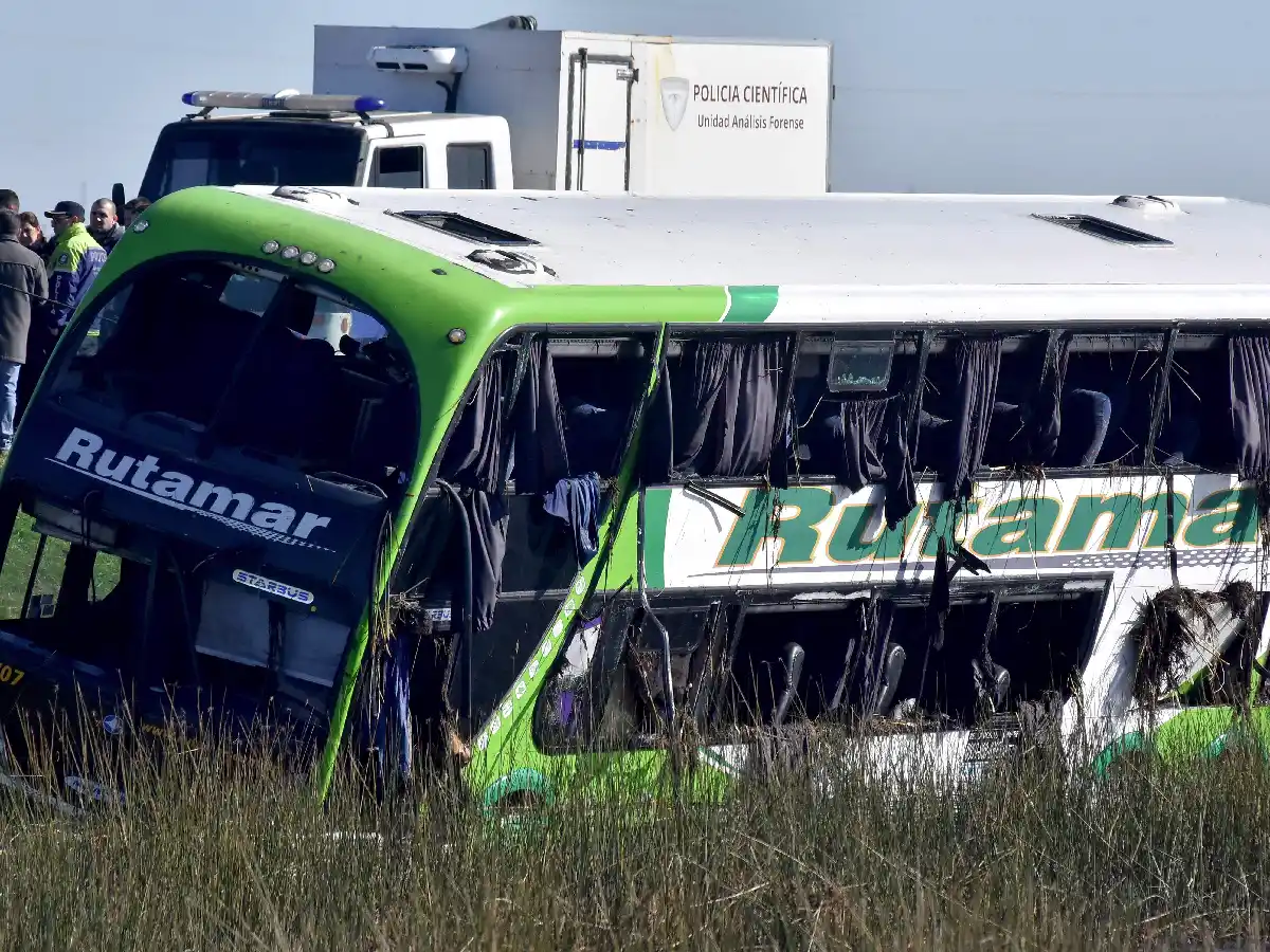 Tres muertos al volcar un ómnibus cerca de Mar del Plata