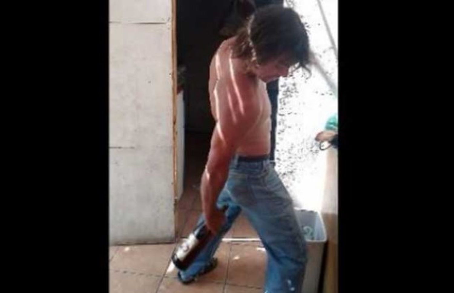 El "Destapador Humano" abre una cerveza con la cola