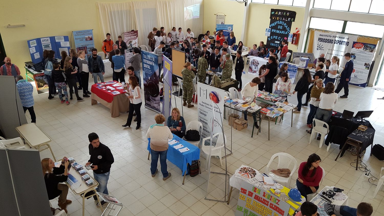 Las principales casas de estudio de la región muestran sus propuestas educativas en la Escuela Secundaria Nº 60