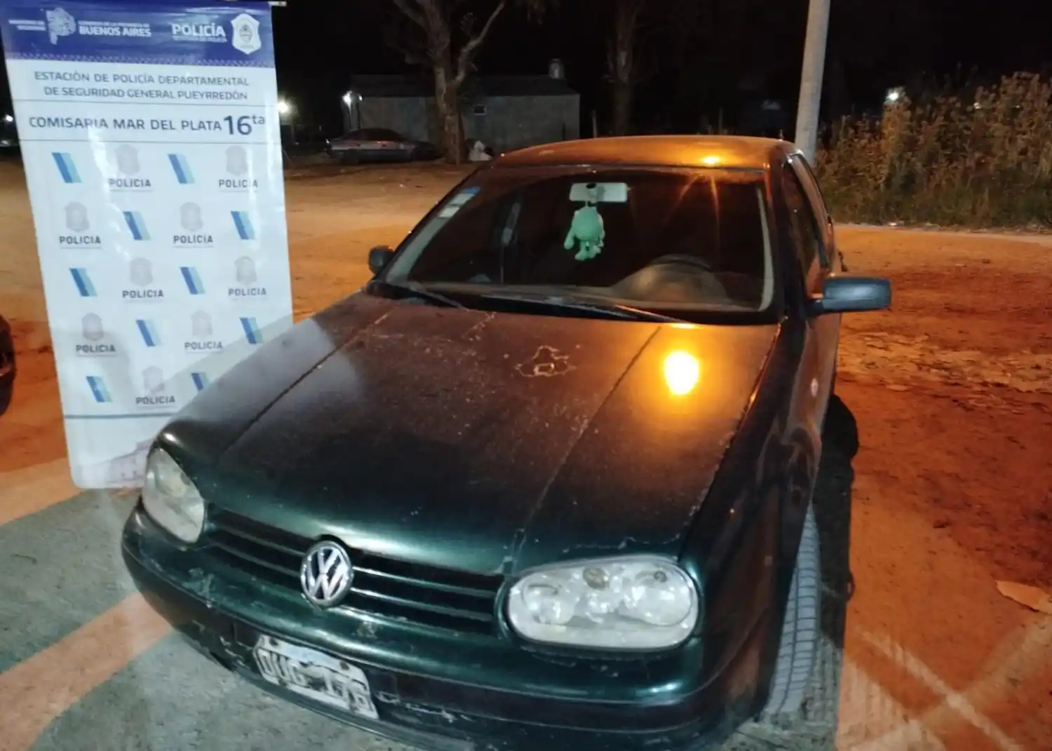 Los efectivos visualizaron el Volkswagen Golf verde oscuro circulando por Tetamanti y Gutemberg.