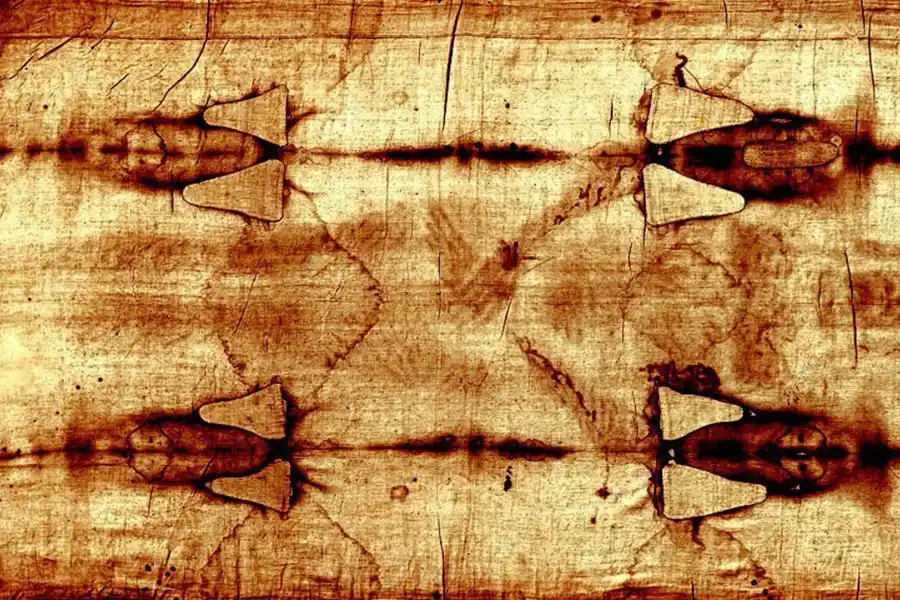 Así se ve la imagen de Jesús en el Santo Sudario de Turín mediante inteligencia artificial