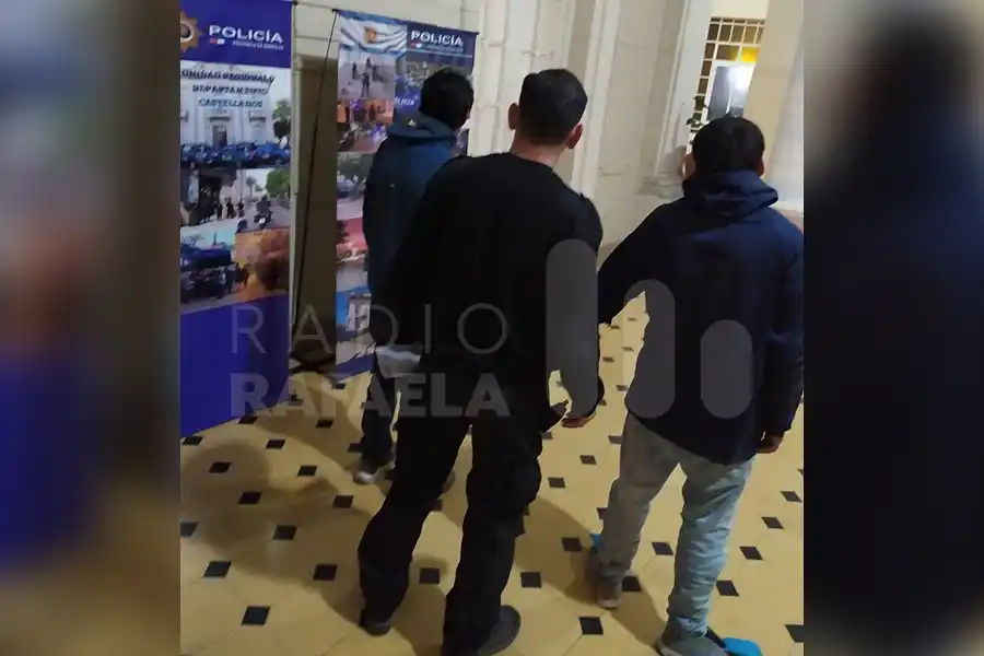 Increíble: lo vieron tirado bajo un camión volcador robando cables