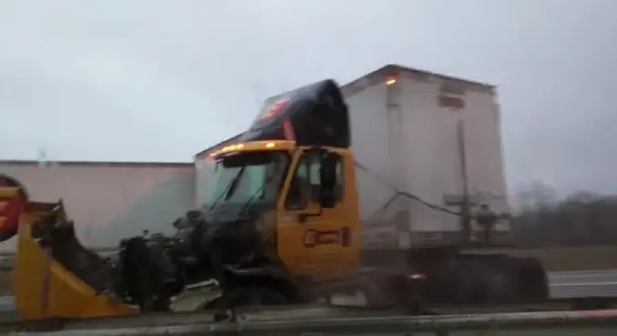 Un hombre filmó cómo un camión fuera de control casi lo aplasta