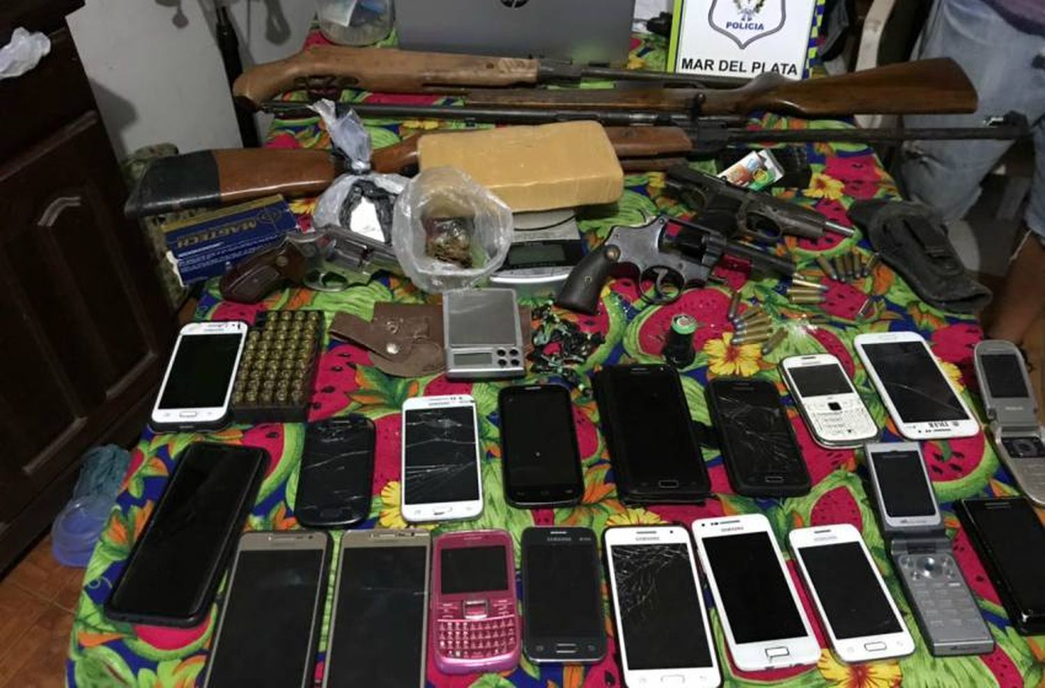Cayeron dos narcos con cocaína, marihuana, 90 mil pesos y un arsenal