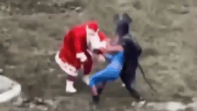 Pelea de leyendas: Papá Noel y Ratón Pérez protagonizaron un trencito de golpes con Spider-Man