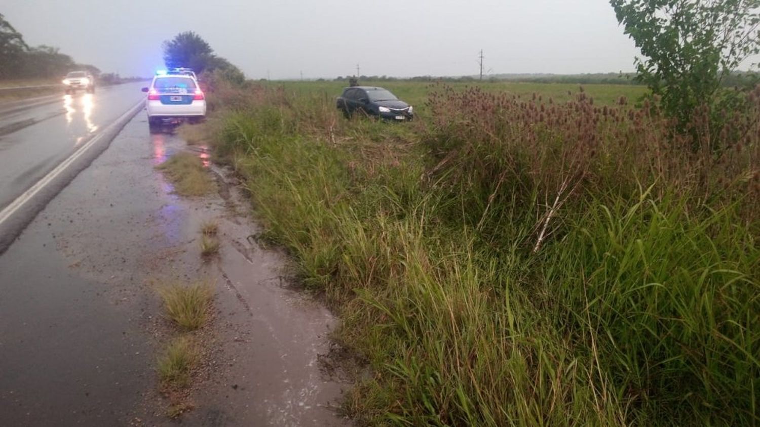 Camioneta intentó un sobrepaso en la ruta y provocó el despiste de un auto