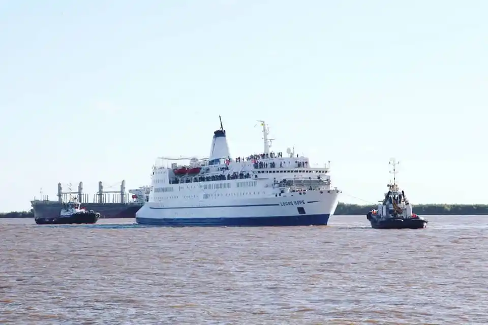 La biblioteca flotante Logos chocó contra un buque en el río Paraná
