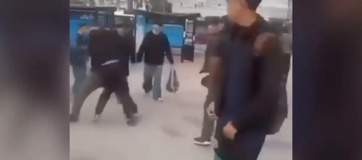 La brutal agresión ocurrió frente a la Municipalidad.