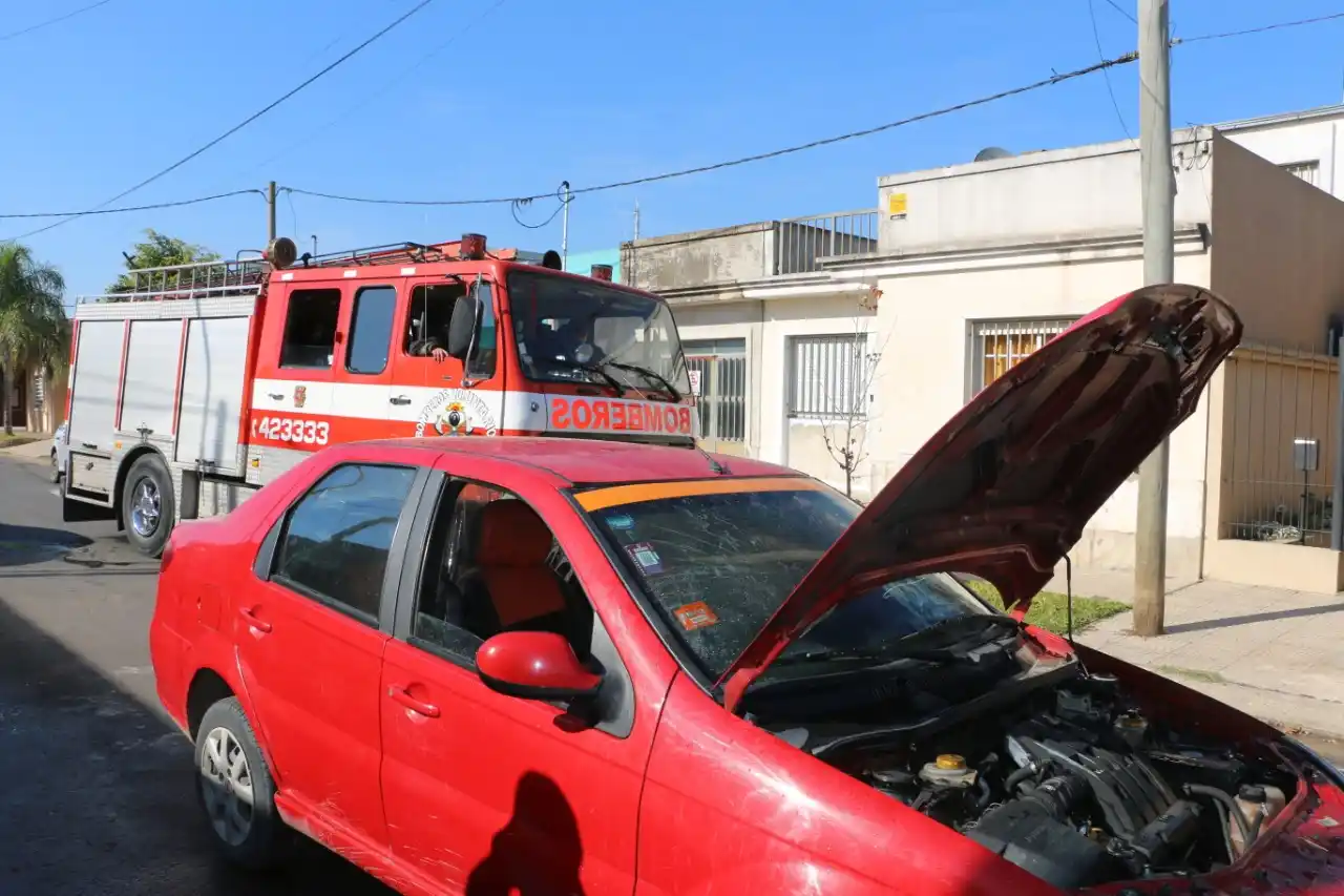 Un hombre iba manejando por calle Bolivar y se le prendió fuego el auto