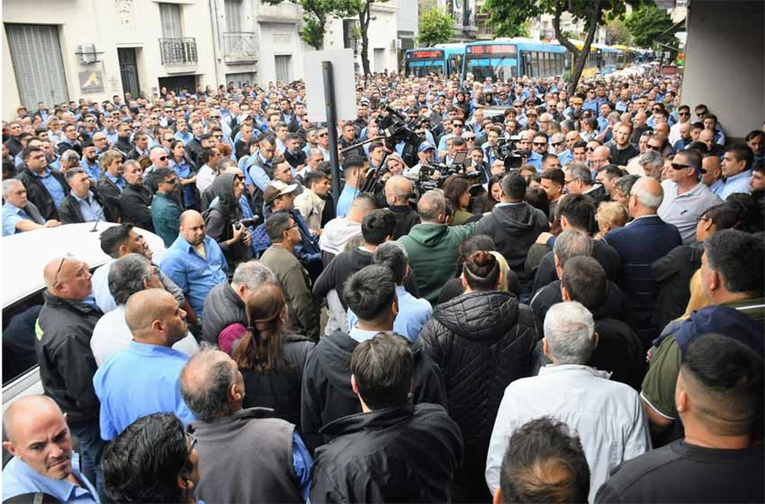 Conmovedora caravana de colectivos y último adiós al chofer asesinado César Roldán