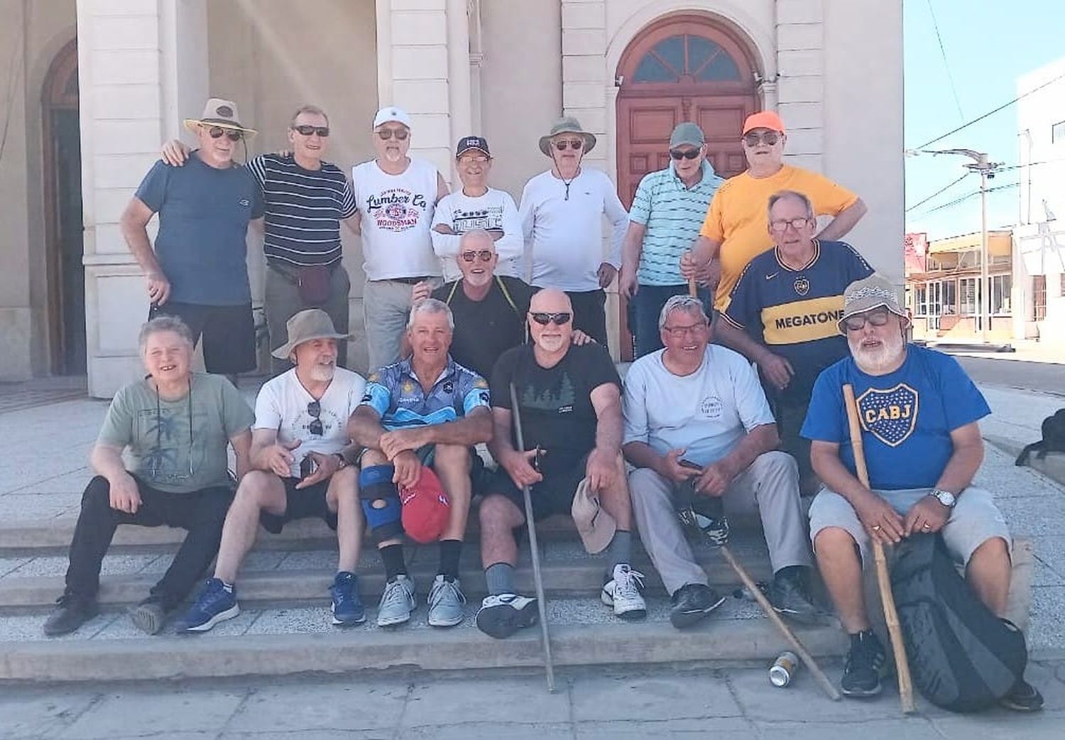 Los caminantes frente a la iglesia de Cura Brochero.