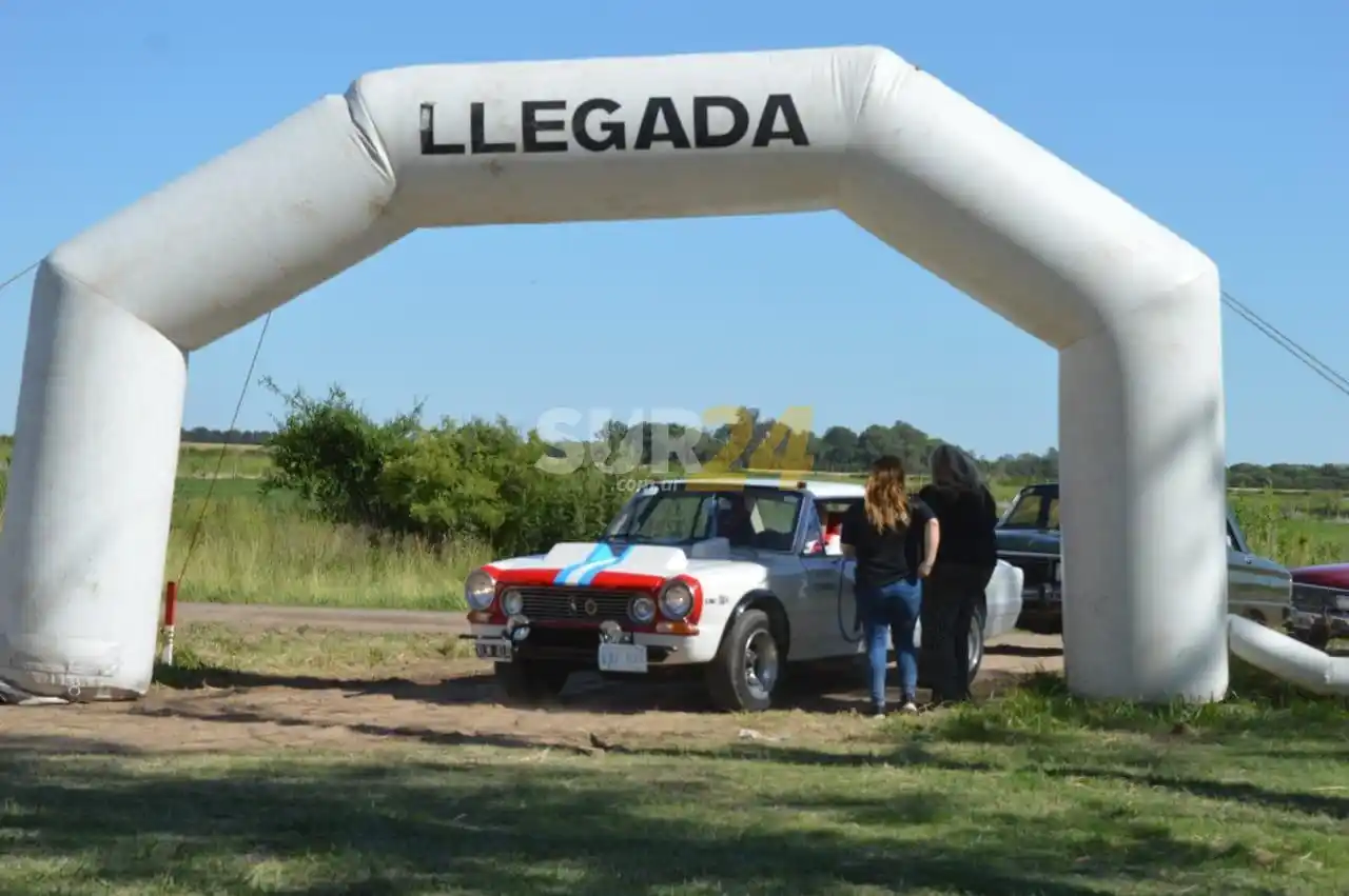 Se realizó el 10° Encuentro de Autos Antiguos en camping Náutico Melincué 