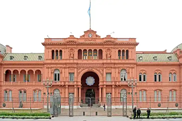 Fijan nuevos lineamientos para la acreditación periodística en Casa Rosada: Incluye código de vestimenta