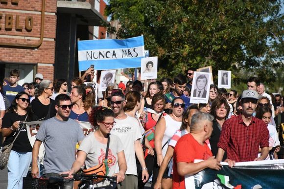 En Tres Arroyos marcharon al grito de “Nunca Mas”