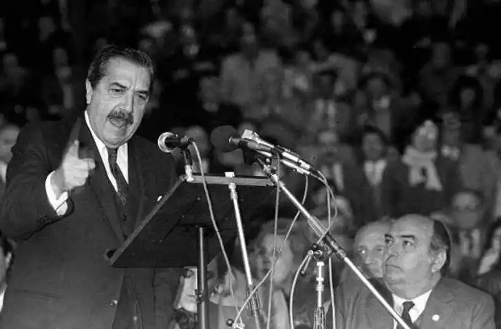 30 años de Democracia: homenajearon las figuras de Raúl Alfonsín y Néstor Kirchner