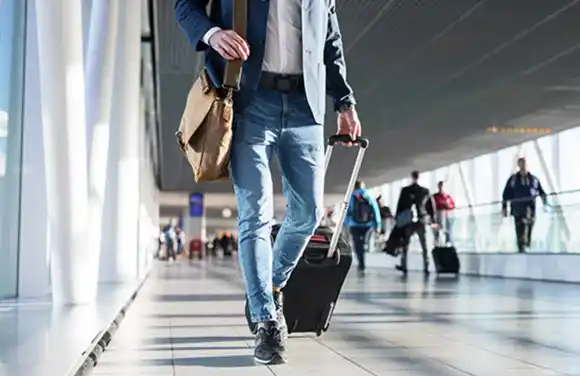 Mientras la clase media "está muy apretada y viaja menos", crece el turismo al exterior