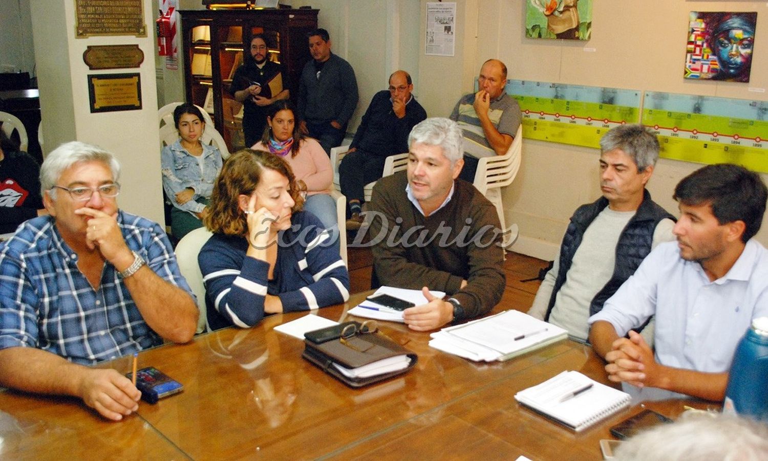 Reunión de comisión. Los concejales Juan Pedro Arabarco, Adriana Pérez, Mauro Velázquez, Alejandro Bidegain y Rodrigo Irigoyen