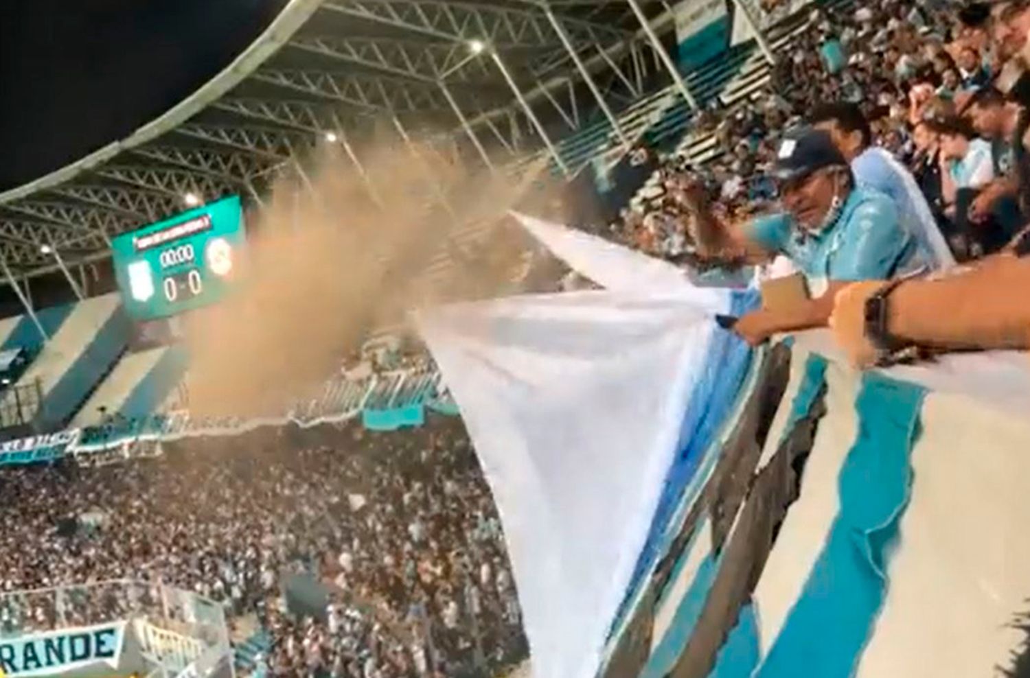 Insólito: un hincha de Racing tiró las cenizas desde la tribuna alta y le cayó a los que estaban debajo