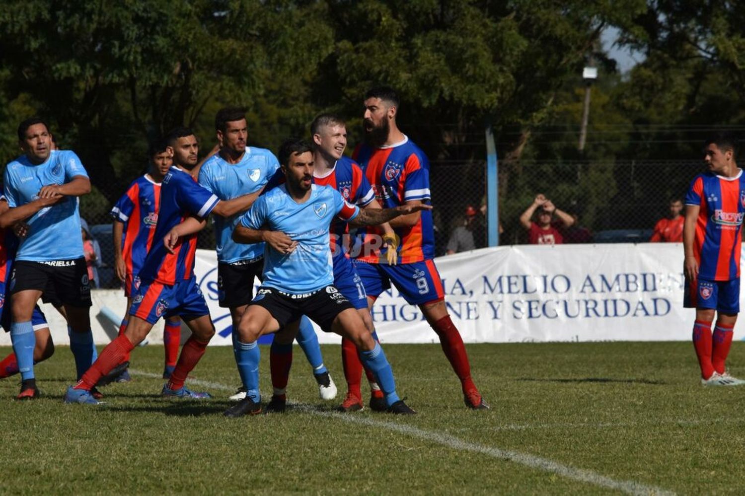 Atlético y Hughes empataban y el partido fue suspendido