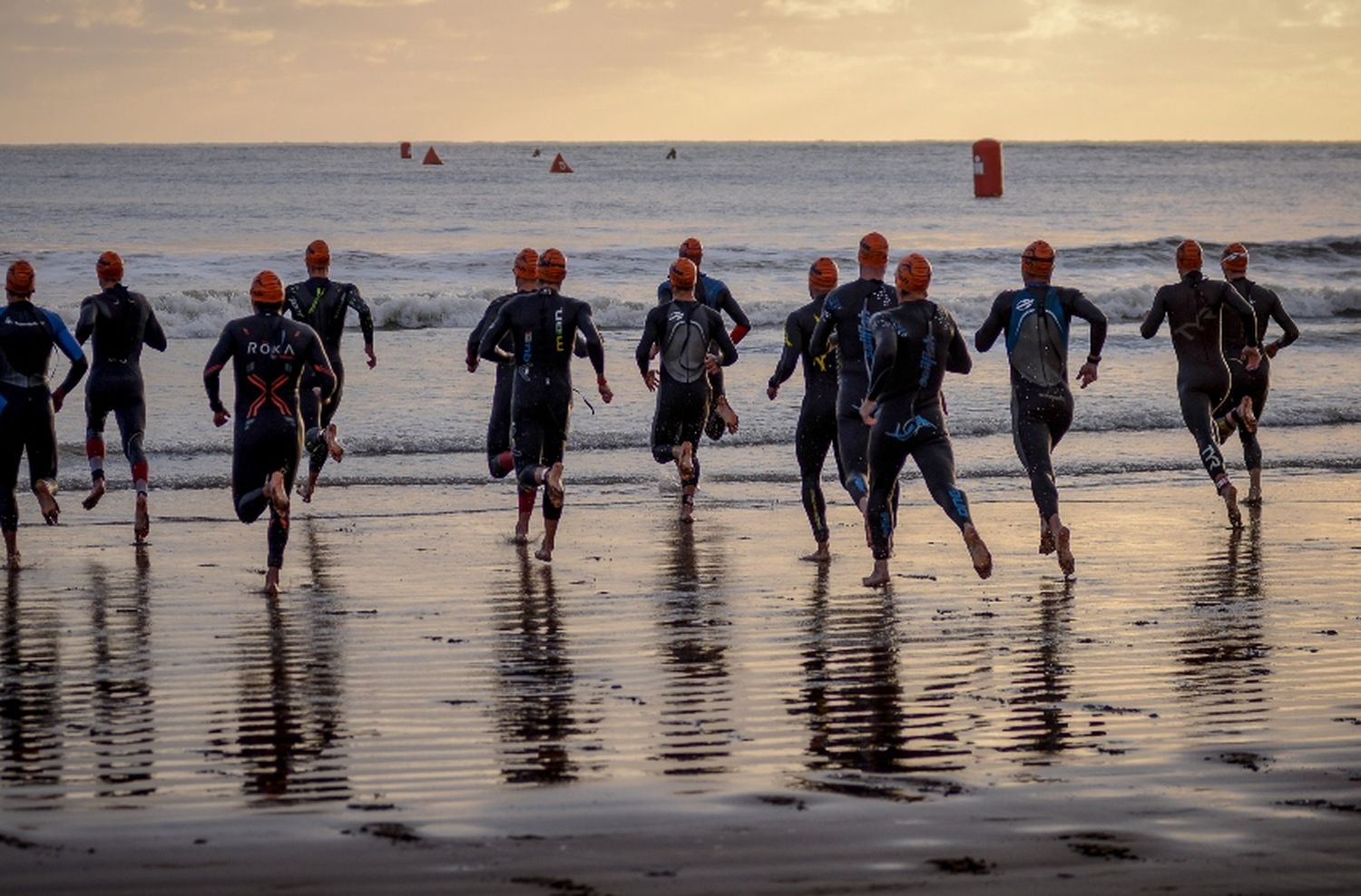 Triatletas de todo el mundo se preparan para el evento internacional Ironman en Mar del Plata