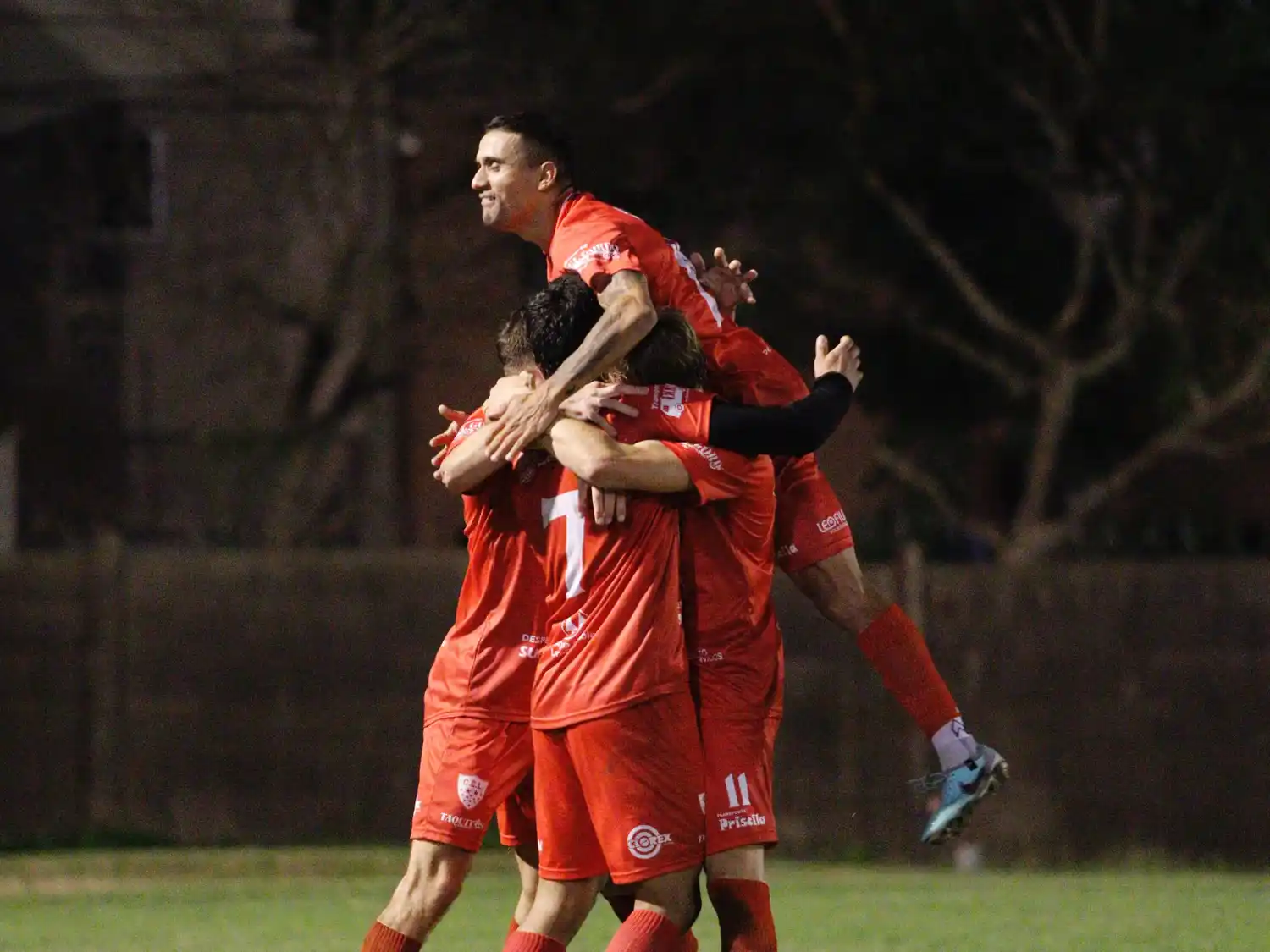 Abrazo a la ilusión. Central Larroque alcanzó su quinta final y va por su segunda estrella (crédito: IG Gol Entra).