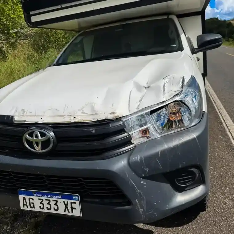 La camioneta motorhome de la familia del hijo de Piñón Fijo, dañada tras sufrir un accidente en las rutas de Brasil.