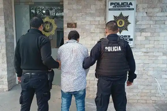 Vecino enfurecido y con un cuchillo en la mano fue detenido por la policía