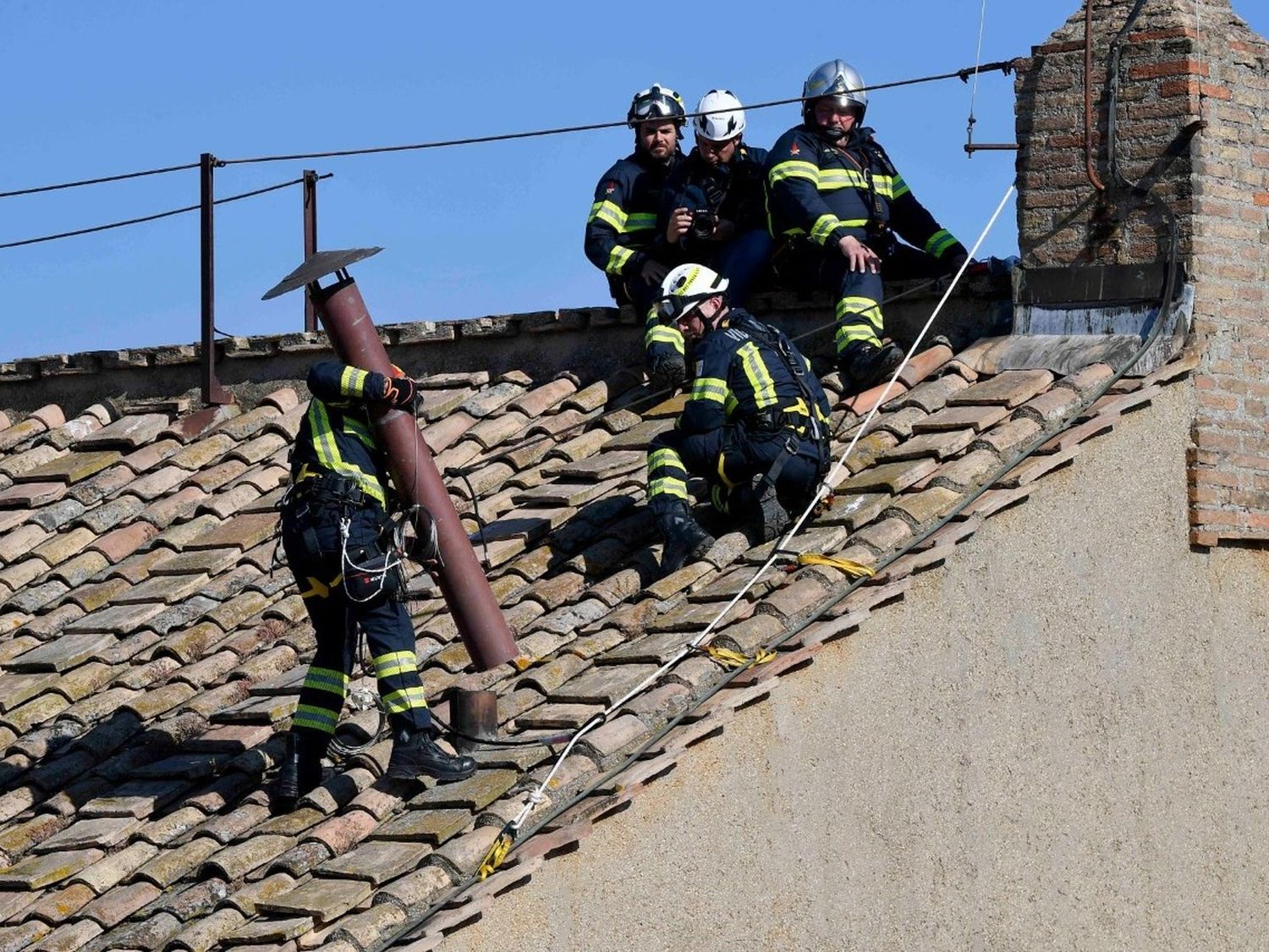El Vaticano ya instaló la chimenea en la Capilla Sixtina para el Cónclave