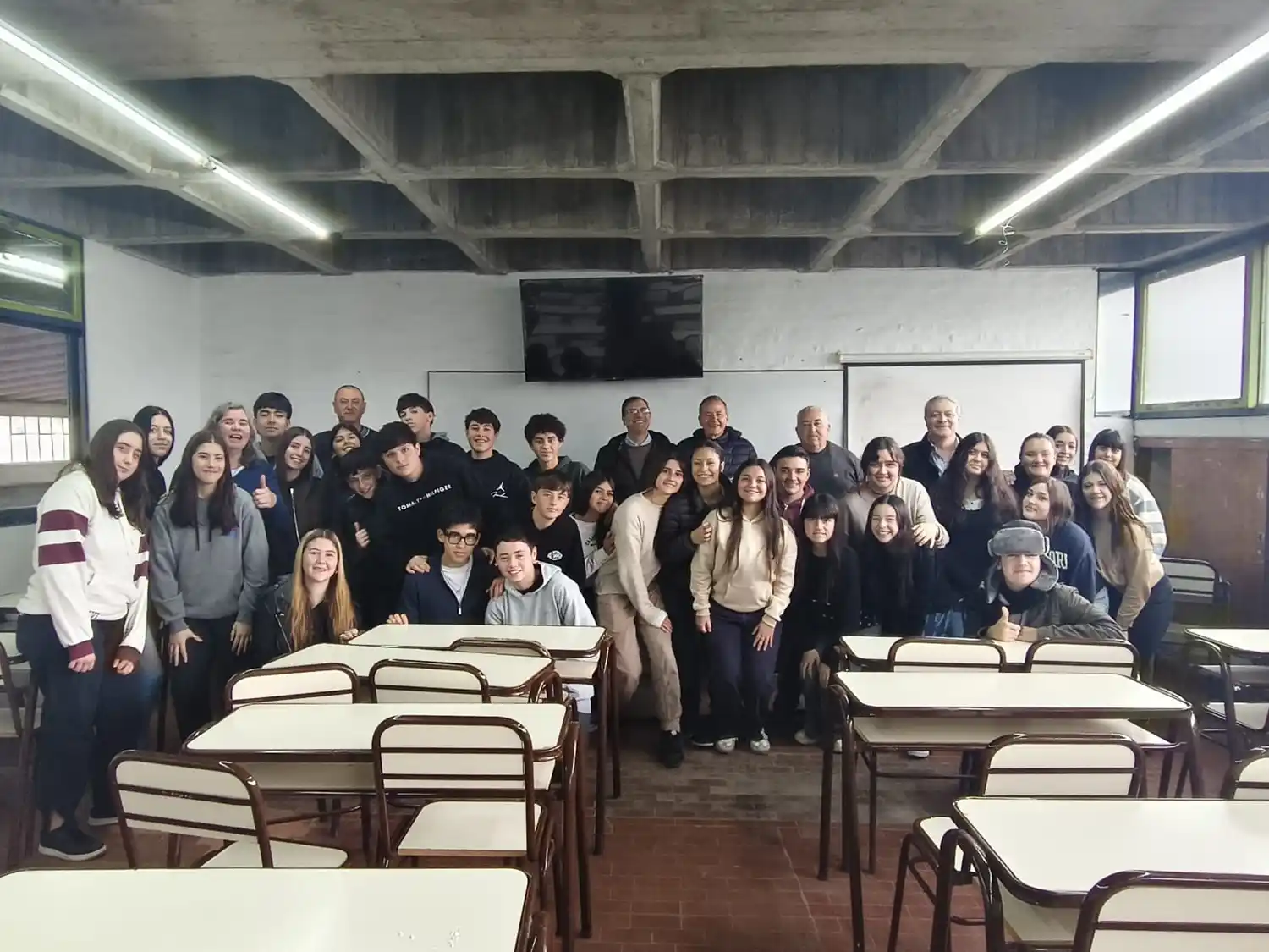 Alejandro Torrese, Daniel Vissani, Alejandro Faber, Alejandro Rucci y Sergio Tumini, ex alumnos de la Escuela Técnica, brindaron una charla en la Escuela Secundaria 2
