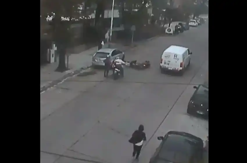 Fuera de control: choque ante autos estacionados y semáforos