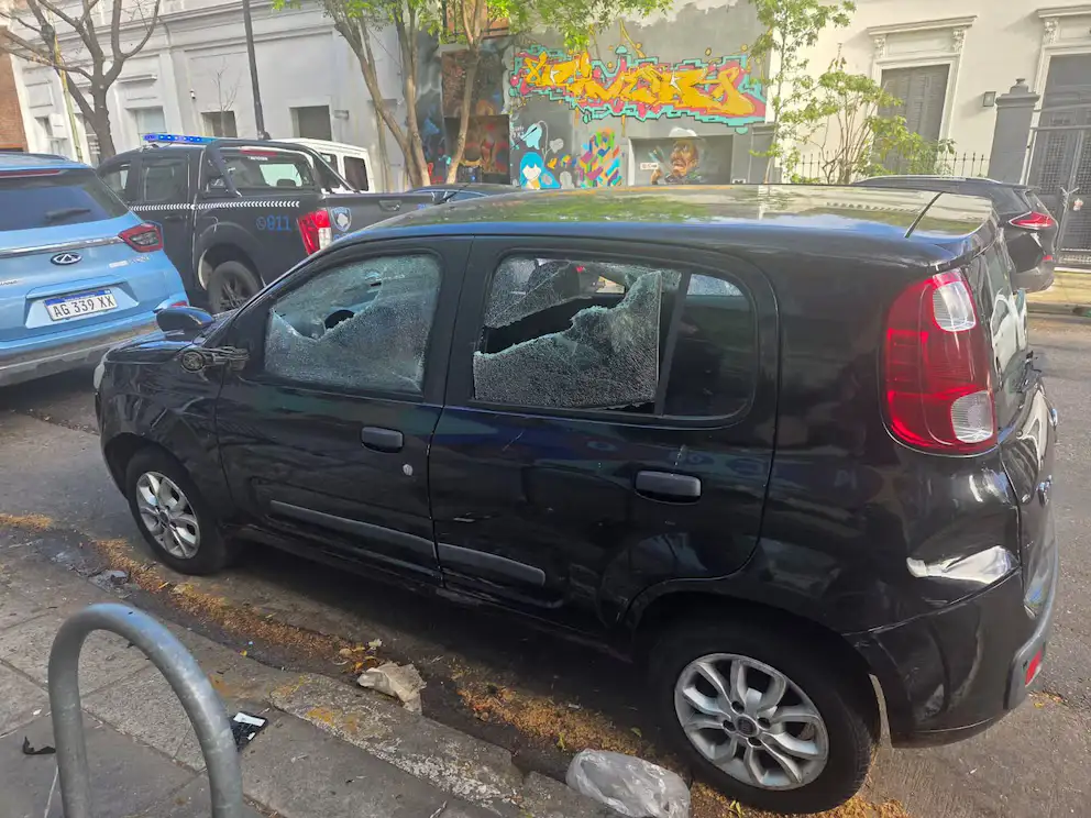 Uno de los autos afectados tras el ataque de una mujer en la puerta de Radio 10