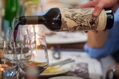 Día del amigo: Claves para regalar un vino y no fallar en el intento