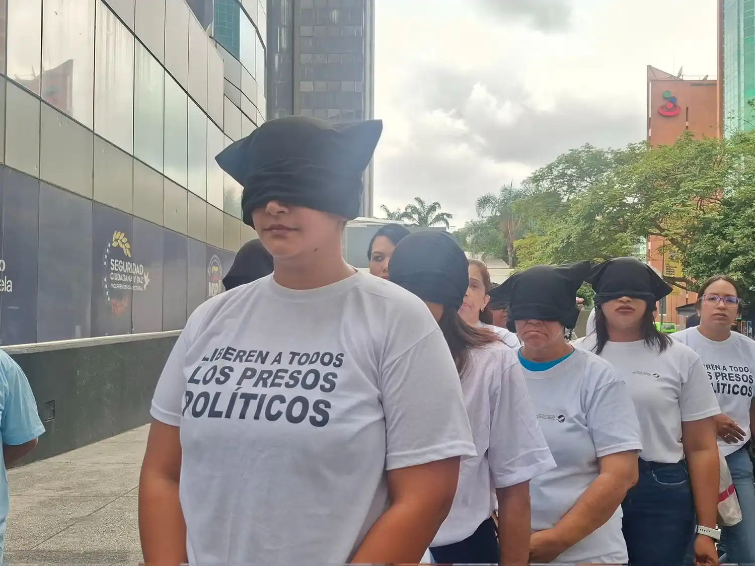 Familiares de presos políticos reclaman al Gobierno por las malas condiciones de los penales