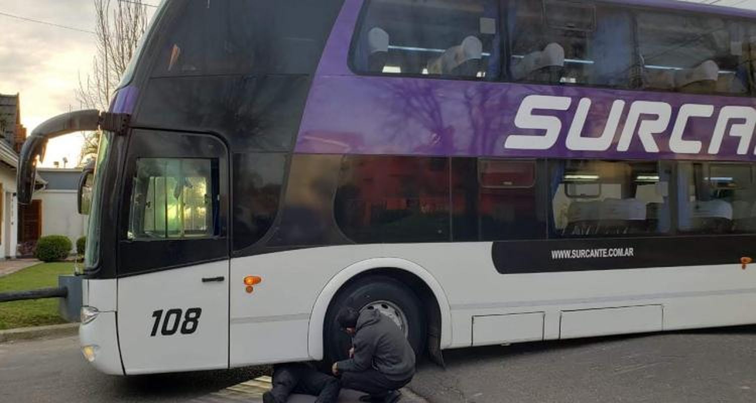 No pasó el badén y lo tuvo que sacar la grúa