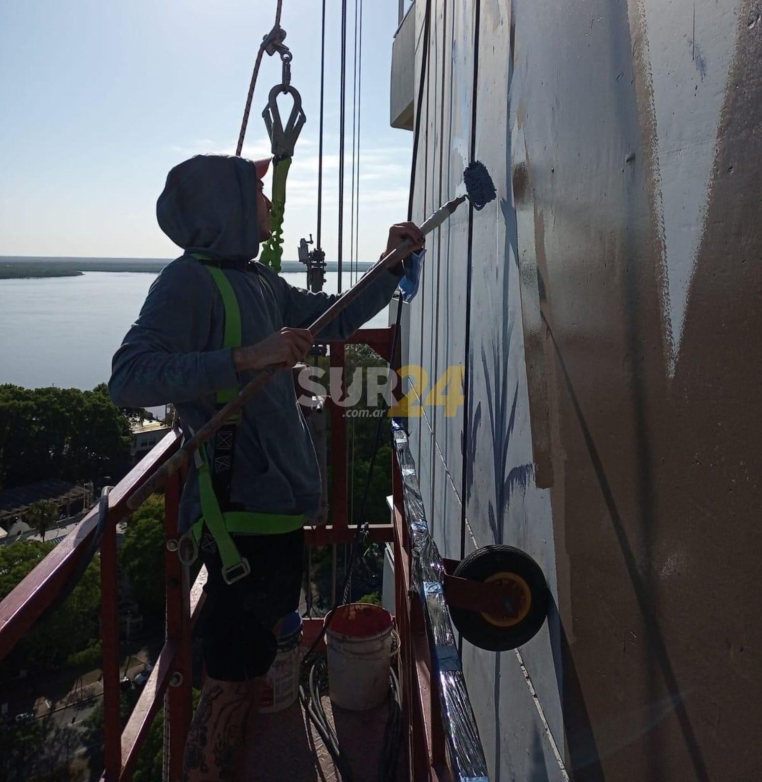 Maggiolense pinta mural de Messi a 70 metros de altura en Rosario