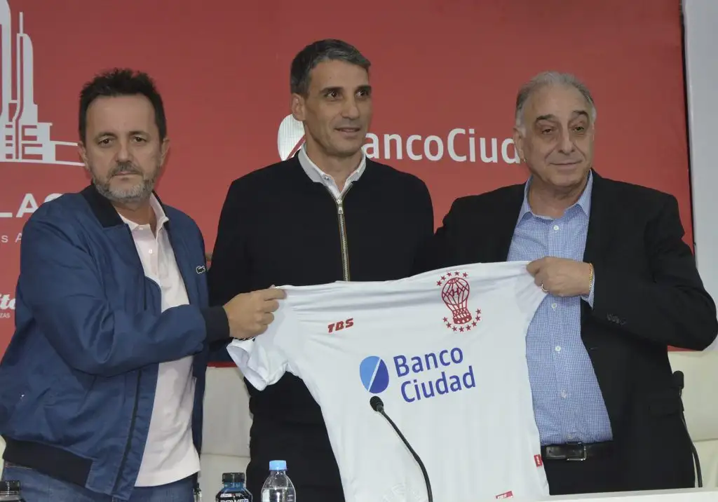 Huracán presentó a Vojvoda, su nuevo DT