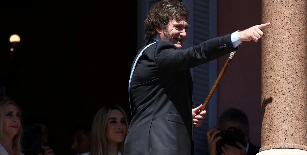 Javier Milei salió al balcón presidencial. Crédito: Reuters