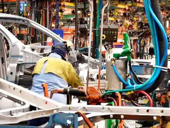 La UIA anticipó que la actividad industrial cayó en octubre y que aún se encuentra “estancada”