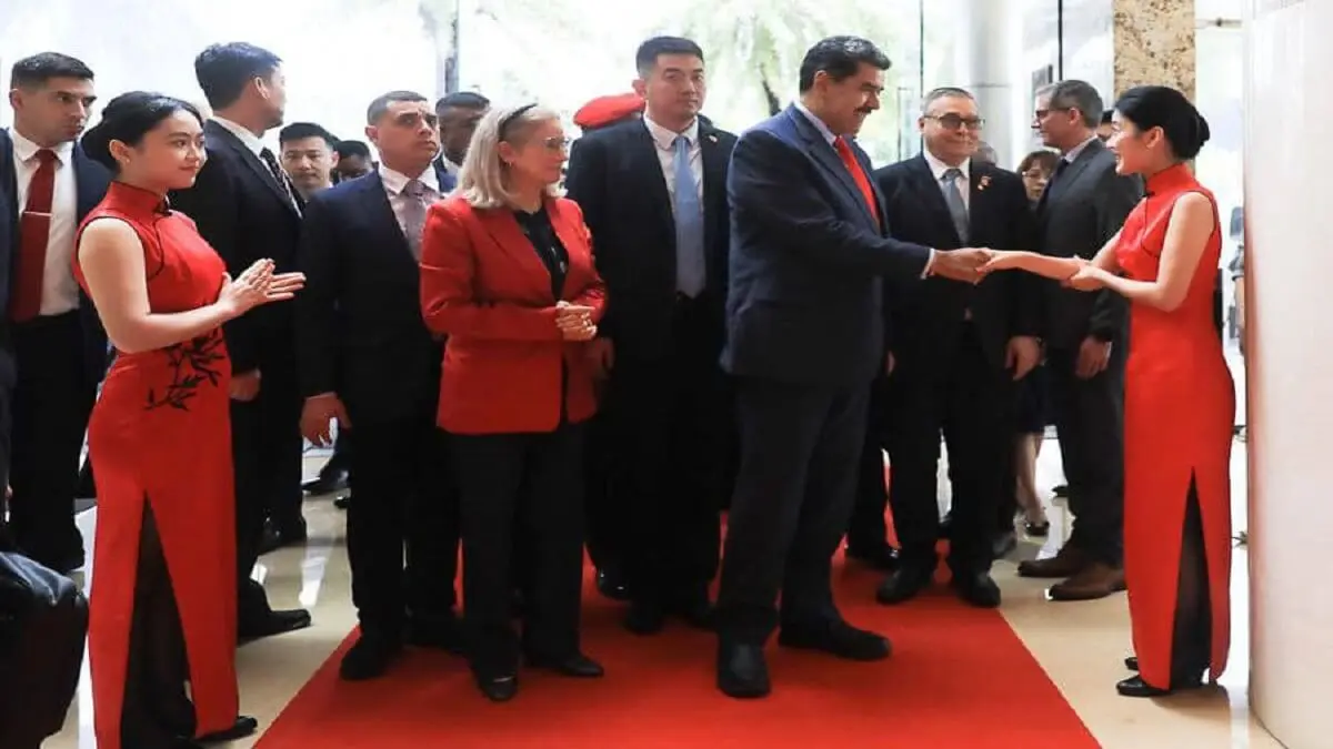 MADURO ESTÁ EN  CHINA y  de DELCY ni sus luces: busca dinerito y nuevas alianzas