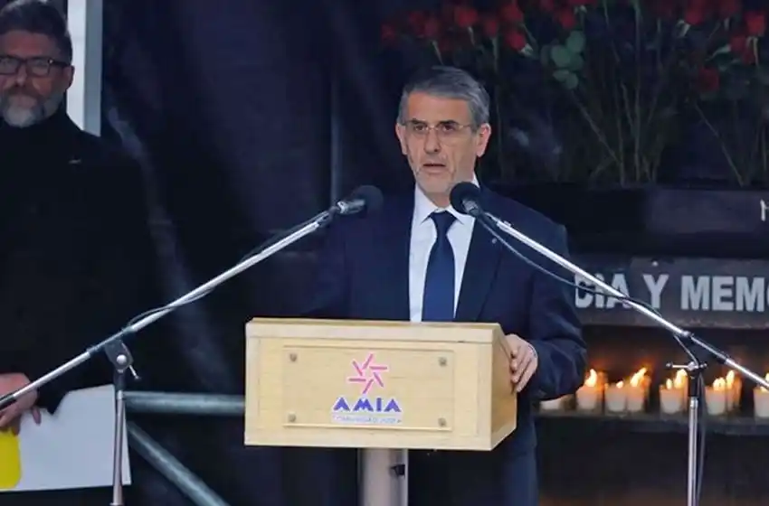 Tras las críticas en su contra, el presidente de la AMIA pidió licencia por tiempo indefinido