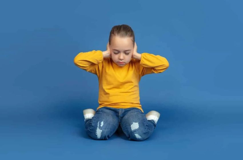 Dos repartidores hicieron sonar el escape de la moto y provocaron que un nene con autismo se lesione gravemente la lengua; ese fue el puntapié de la ordenanza.