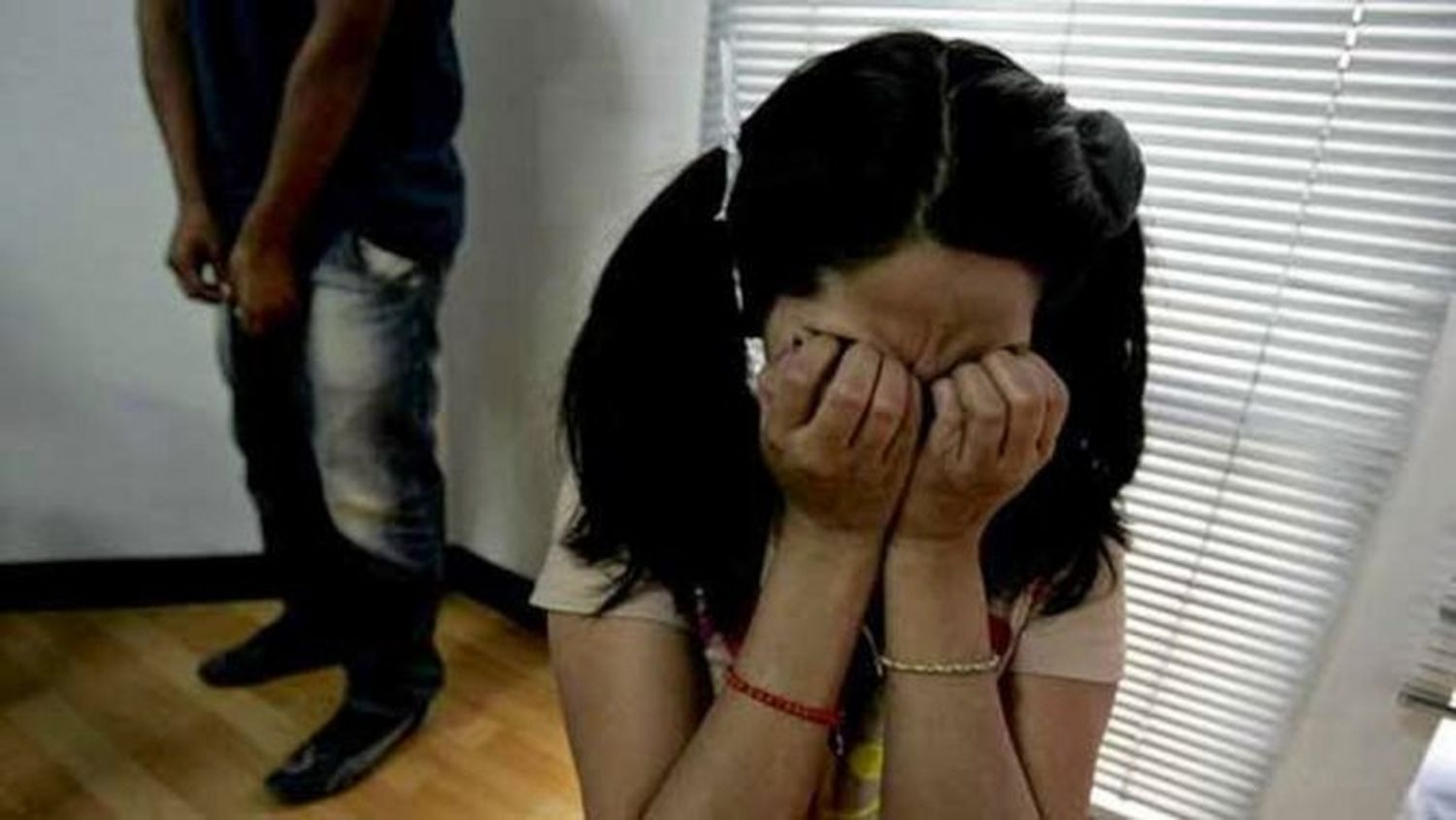 50 horas de trabajo comunitario por violar a su hijastra de 8 años