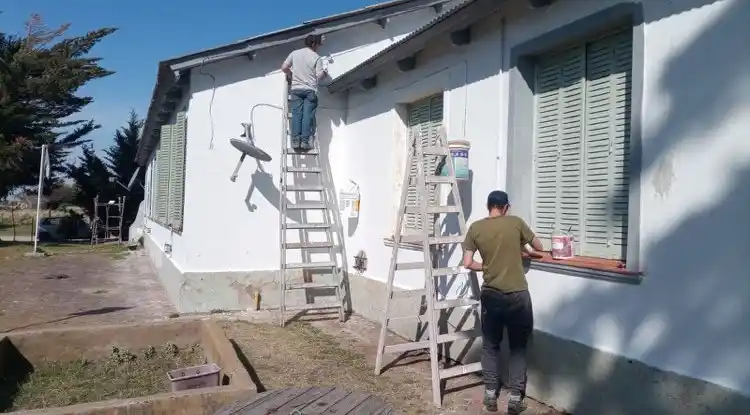 Ultiman detalles para culminar con el pintado de la Escuela 10