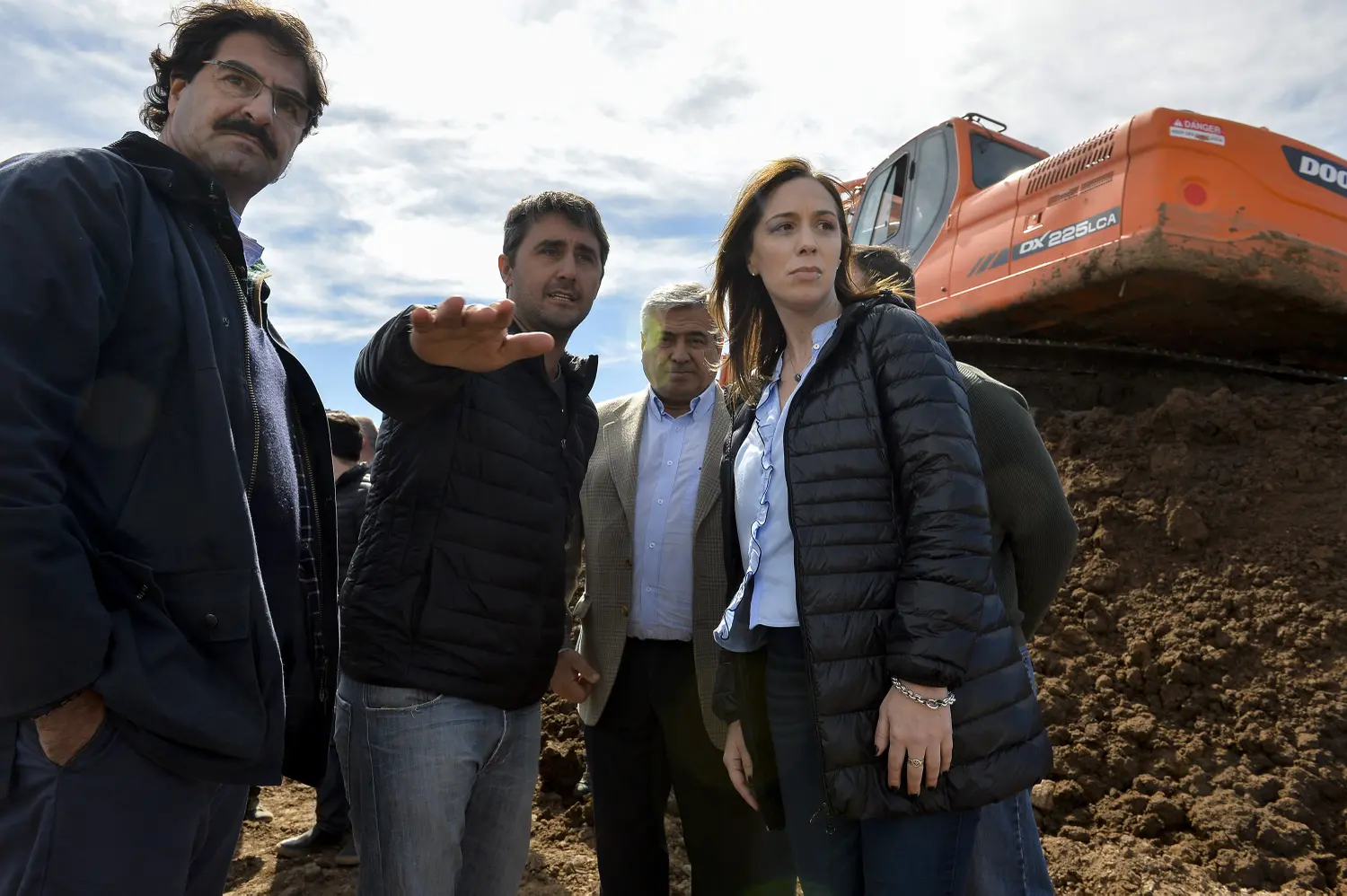 Vidal recorrió obras hídricas en General Villegas y dijo que "gobernar es estar en el momento difícil"