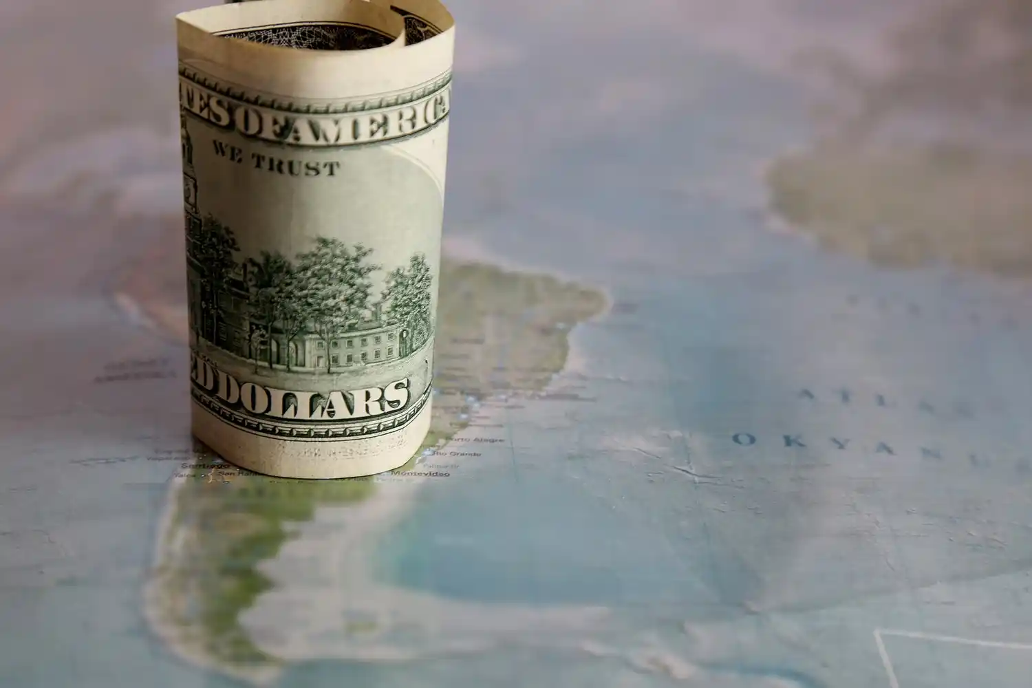 Siguen cayendo ante el dólar las monedas de América Latina, lideradas por el peso colombiano