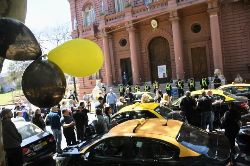 Taxistas reclamaron frente a la Municipalidad contra las aplicaciones ilegales